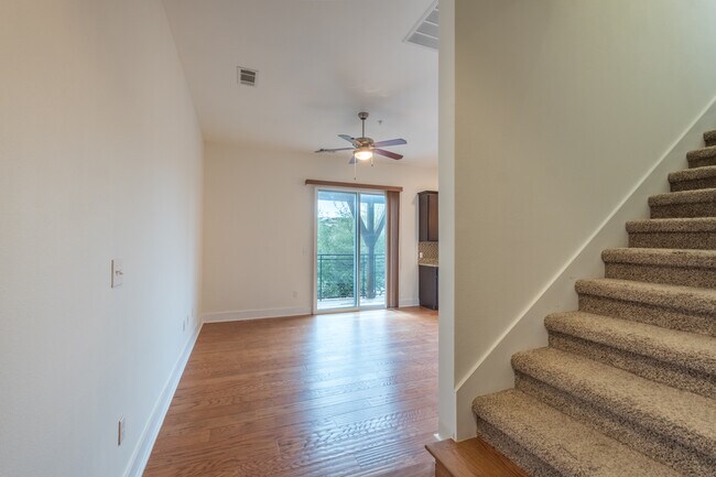 Foto del edificio - Beautiful 2 Bedroom, 2.5 Bath Townhome in ...
