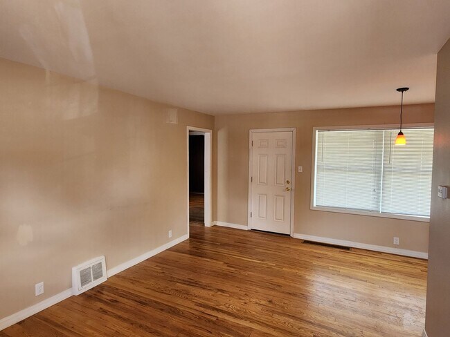 Foto del edificio - Charming 2 Bedroom W/Garage