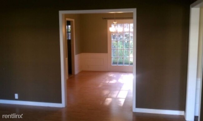 Building Photo - 3 br, 2.5 bath Townhome - 3810 N Linden