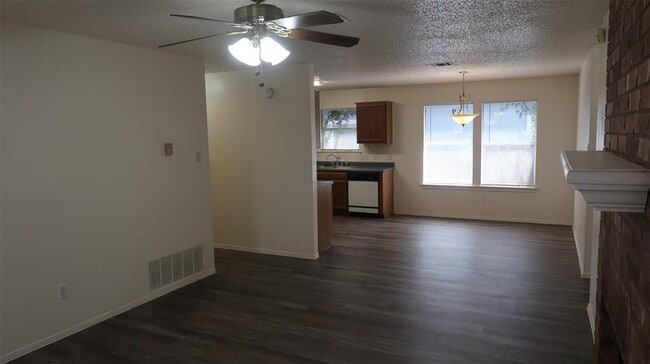 Building Photo - 1605 Sylvia Ln