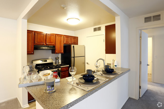 Dos habitaciones - Cocina - Canton Club Apartments - Canton, MI