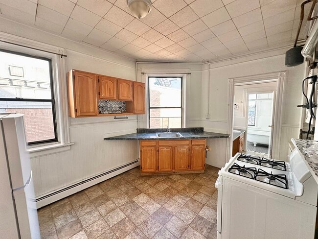 Building Photo - 319 8TH St