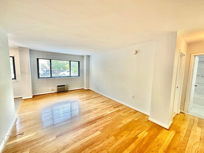 Photo - Spacious One Bedroom Condo In the Heart of Dupont - 17th/New Hampshire.