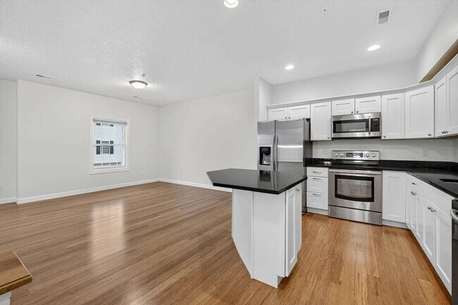 Foto del edificio - 220 E 37TH St