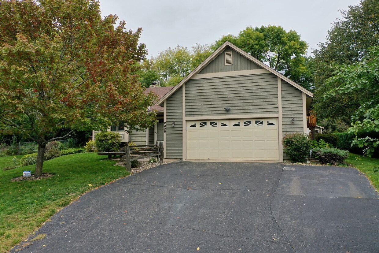 2208 Horizon Plz, Burnsville, MN 55337 House Rental in Burnsville, MN