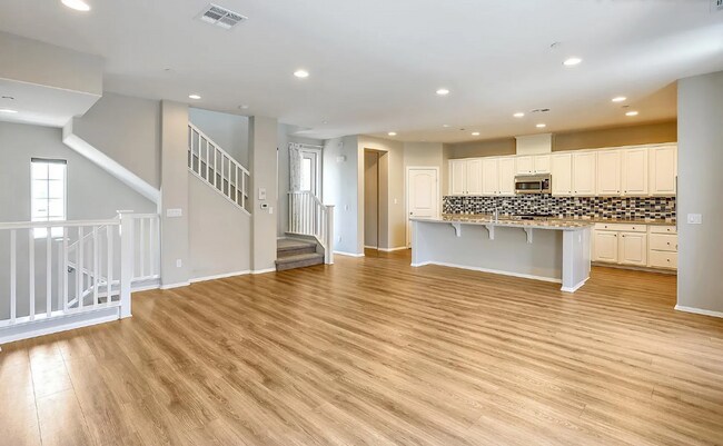 Foto del edificio - This gorgeous 3-bedroom, 3.5 bath townhome...