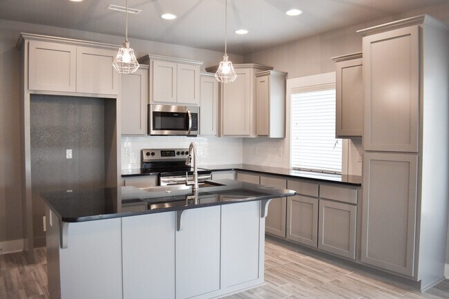 Foto del edificio - 4 Bedroom 3.5 Bathroom Home in the heart of Fayetteville, AR!!