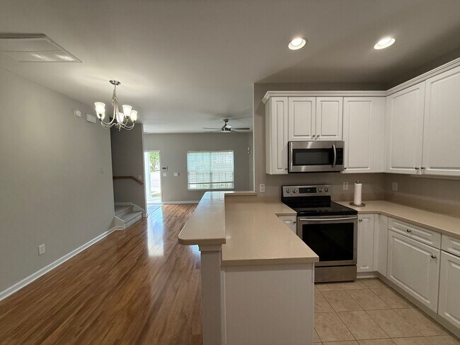 Foto del edificio - Move in Ready Three Bedroom Townhome in West Ashley