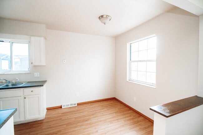 Building Photo - 653 Williamsville Ave