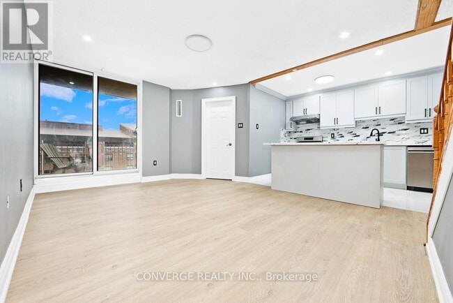 Photo du bâtiment - 4062-4062 Lawrence Ave E