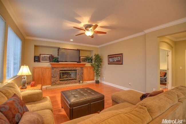 Foto del edificio - 4190 Meadow Wood Dr