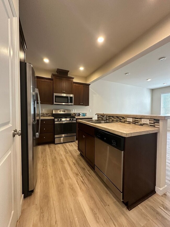Building Photo - Newer Sherwood 3bd, 2.5ba Townhouse. Has A...