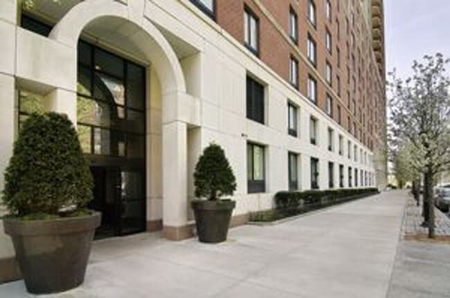 Building Photo - 300 Rector Pl