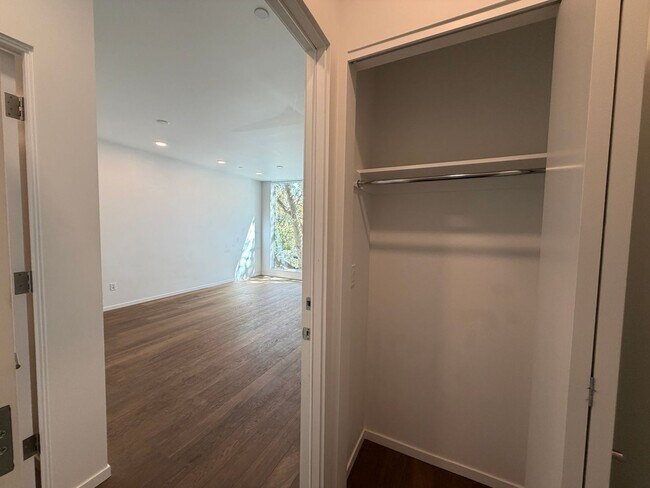 Building Photo - 2419 Binnen Ln