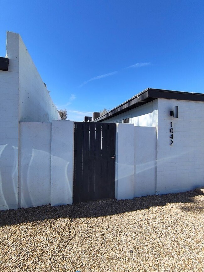 Building Photo - 1042 N 7th Ave