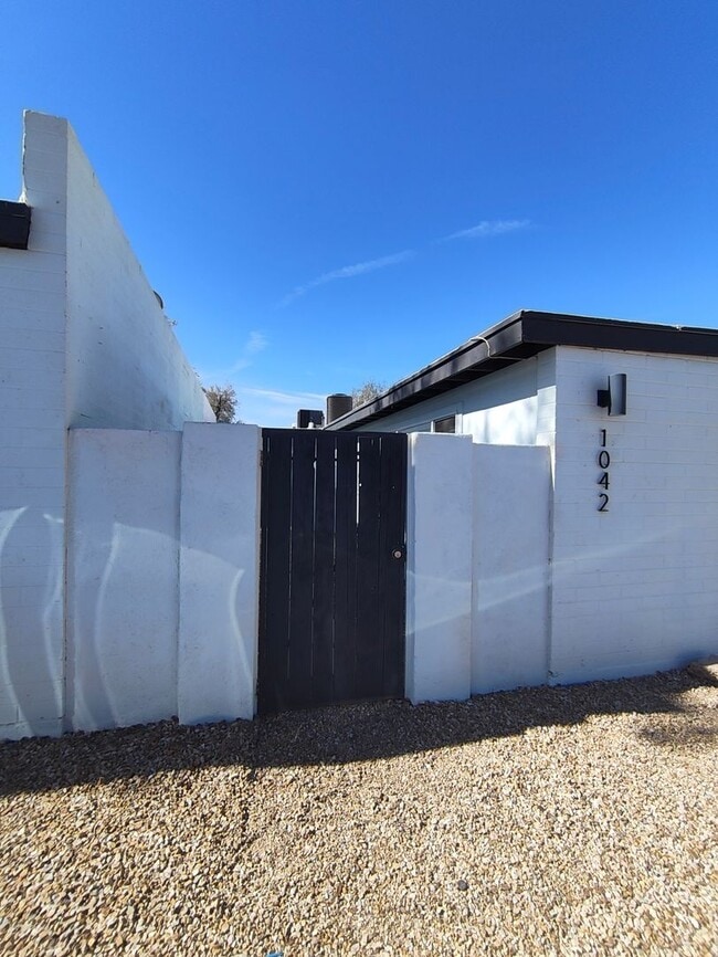Building Photo - 1042 N 7th Ave