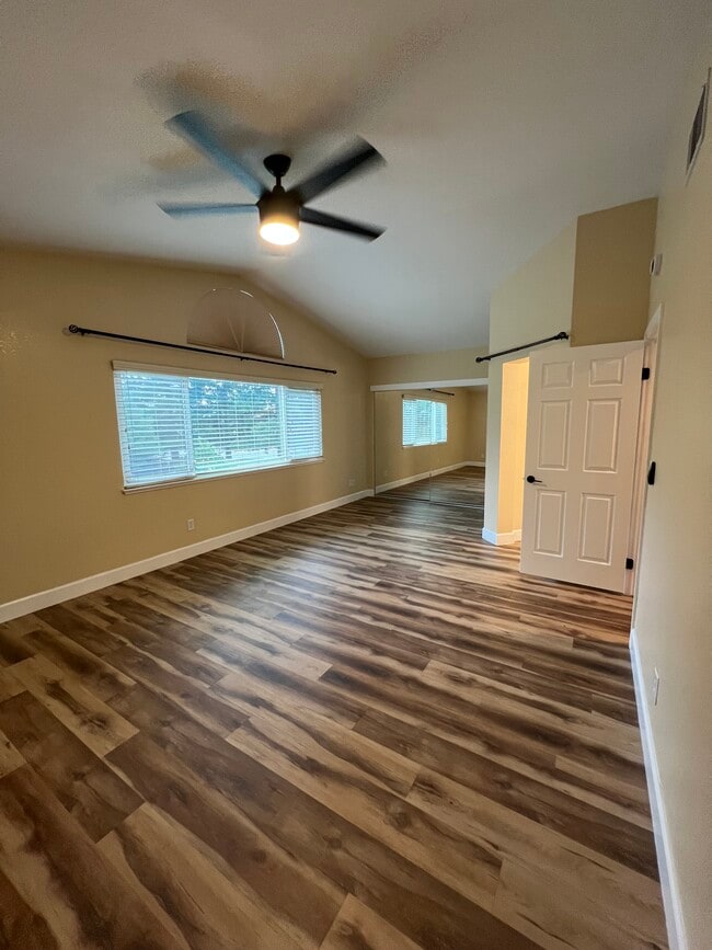 Building Photo - 827 Notre Dame Dr