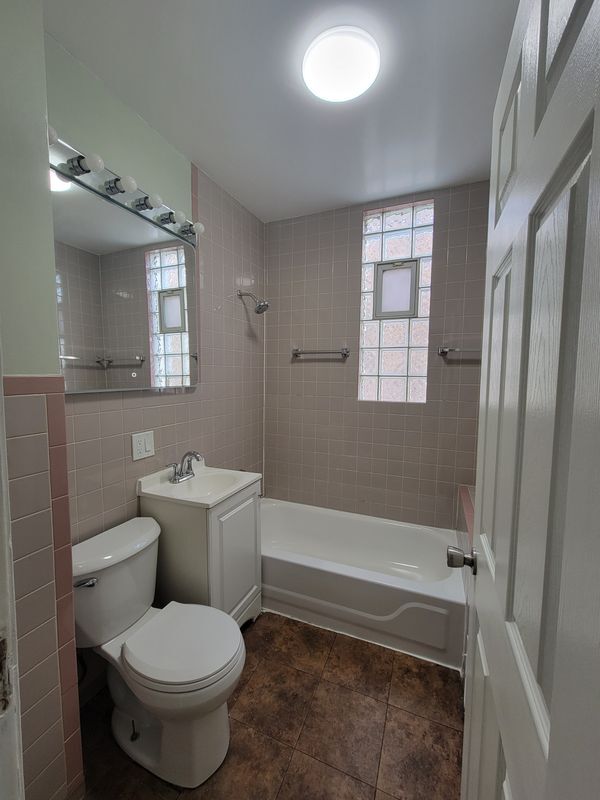 Foto del edificio - 1302 E 72nd St