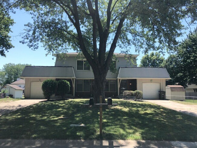 Building Photo - 8105-03 Bel-Ray