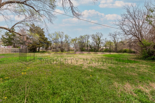 Building Photo - 216 N Tyler Rd