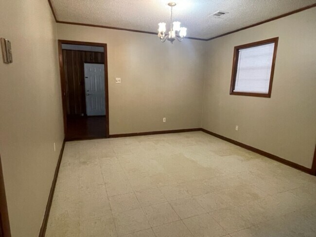 Building Photo - 513 W Tracy Dr