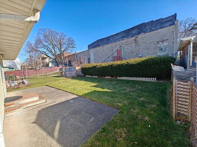 Building Photo - 58 Maple St