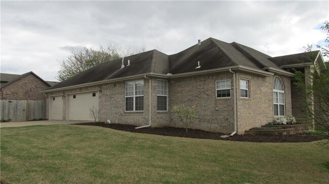 Building Photo - 308 NW Saddlebrook Dr