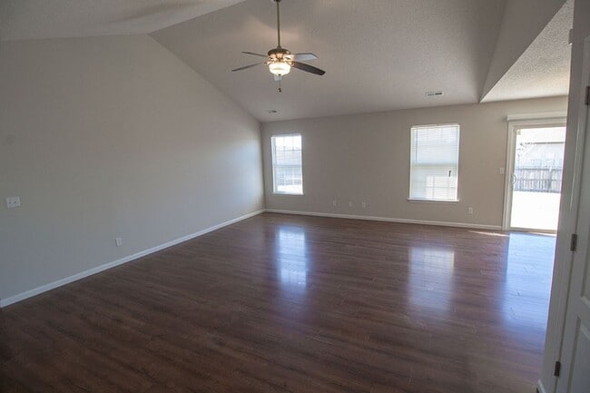 Building Photo - NW 3 bedroom w/ fenced yard
