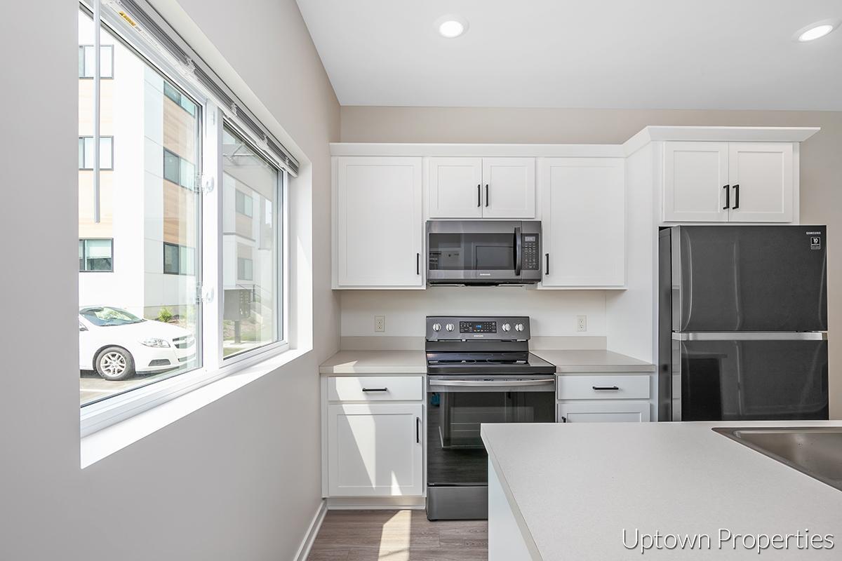 Foto principal - 937 Fulton St W