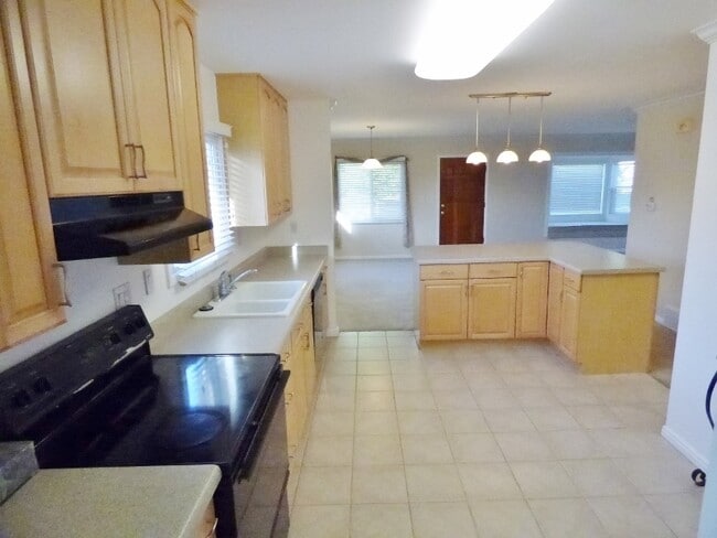 Building Photo - Great 4 Bd 2 Bath Home in Sandy