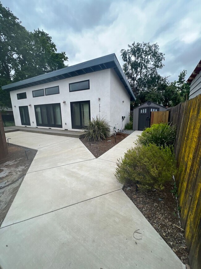 Foto del edificio - 2 bed/2 bath charming TINY house in Concord