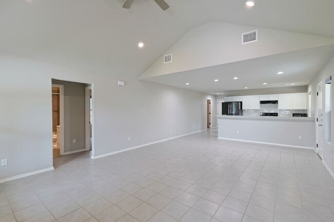 Building Photo - Charming 3/2 Minutes from Downtown NBTX