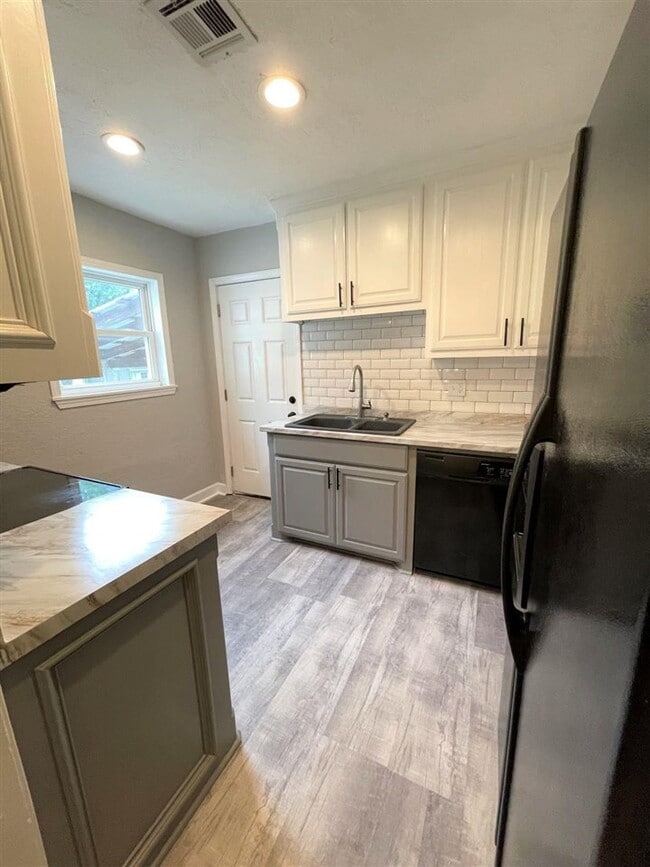 Building Photo - 1108 NW Maple Ave