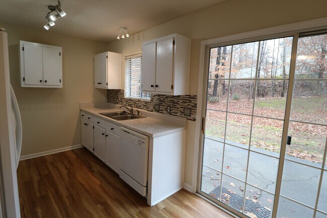 Foto del edificio - 2655 Stratford Lake Rd