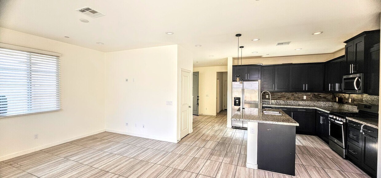 Foto principal - Gorgeous 4 Bedroom 4Bath Home With Solar a...