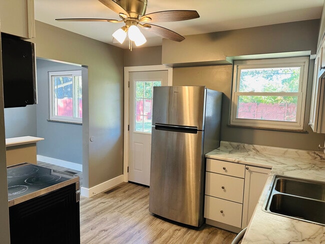 Photo - 487 Warr Ln House