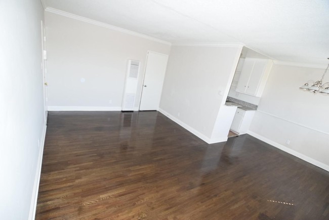 Building Photo - 1434 S Orange Dr