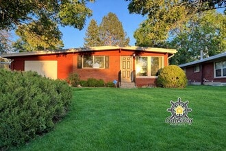 Building Photo - 872 Madsen Ln