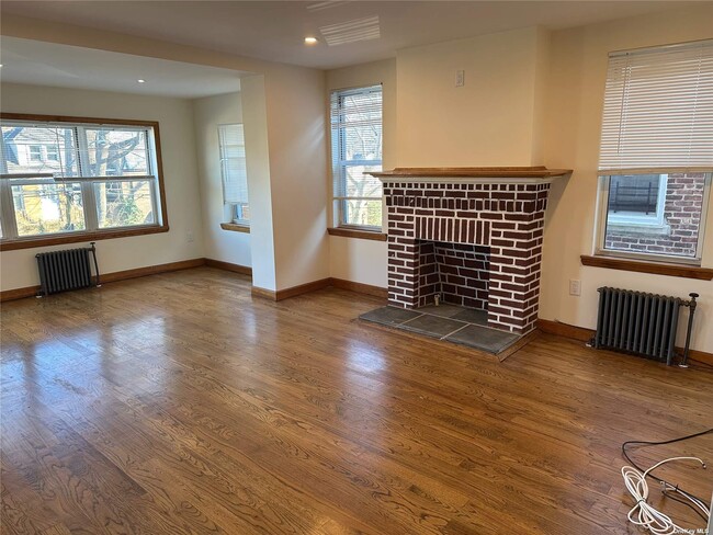Foto del edificio - 6133 Delafield Ave
