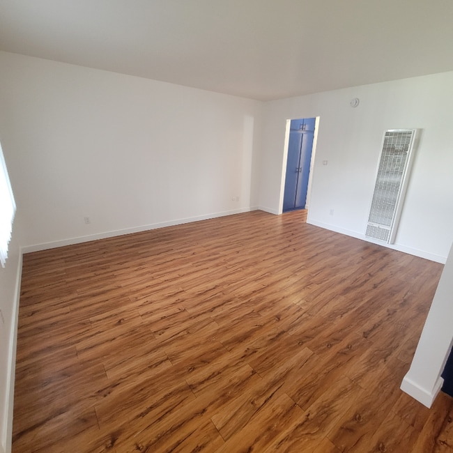 Building Photo - 125 S Ave 53