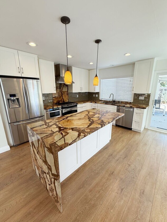Foto principal - Beautifully Upgraded 4 Bed/2 Bath Single-L...