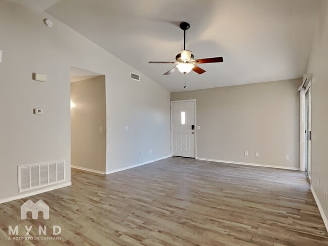 Building Photo - 8027 W Laurel Ln