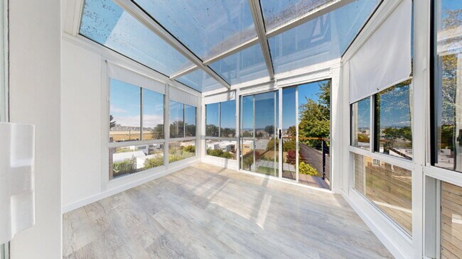 Building Photo - Spacious 3BD/3BA Home with Sunroom, Renova...