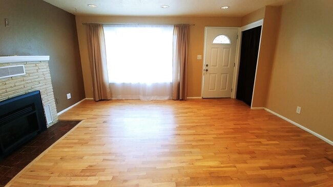 Building Photo - Three Bedroom Rambler in the North End!