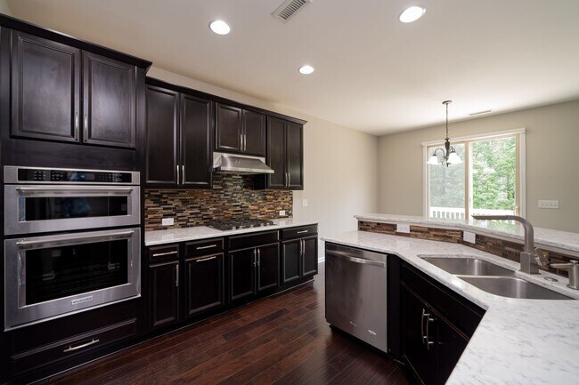 Building Photo - Spacious 6-Bedroom/4.5-Bathroom Home in Hi...