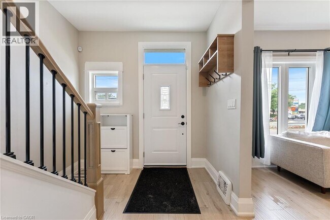 Building Photo - 91 Dundurn St S