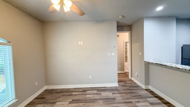 Foto del edificio - 7823 Gladstone St