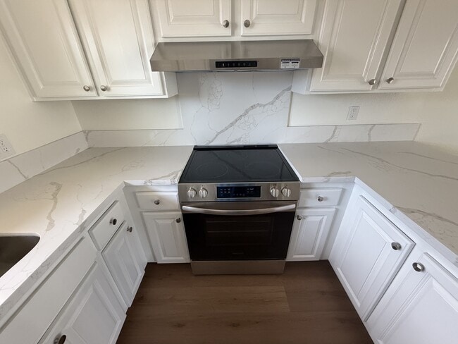 Building Photo - 8235 La Riviera Dr