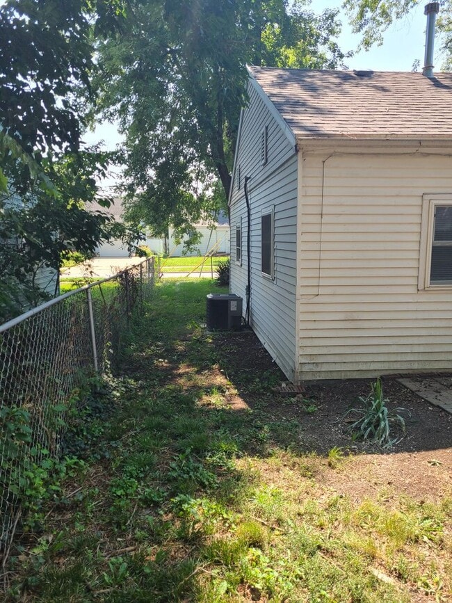 Building Photo - 2 Bedroom, 1 bath home for rent