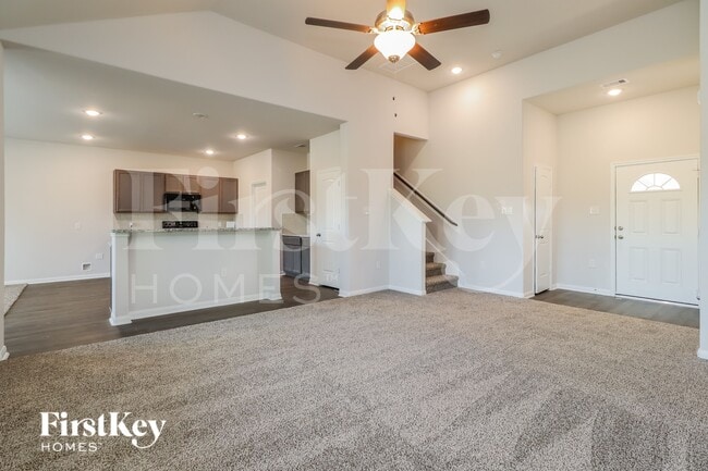 Building Photo - 14725 Country Club Dr